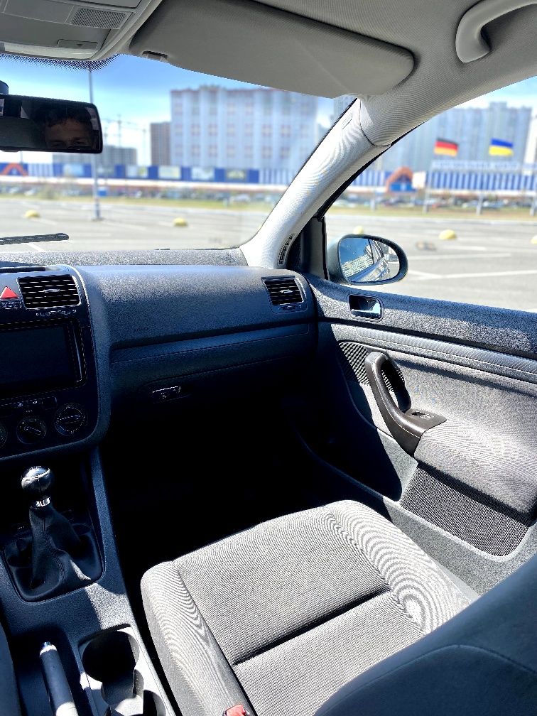 Volkswagen Golf 5 1,6 MPI бензин