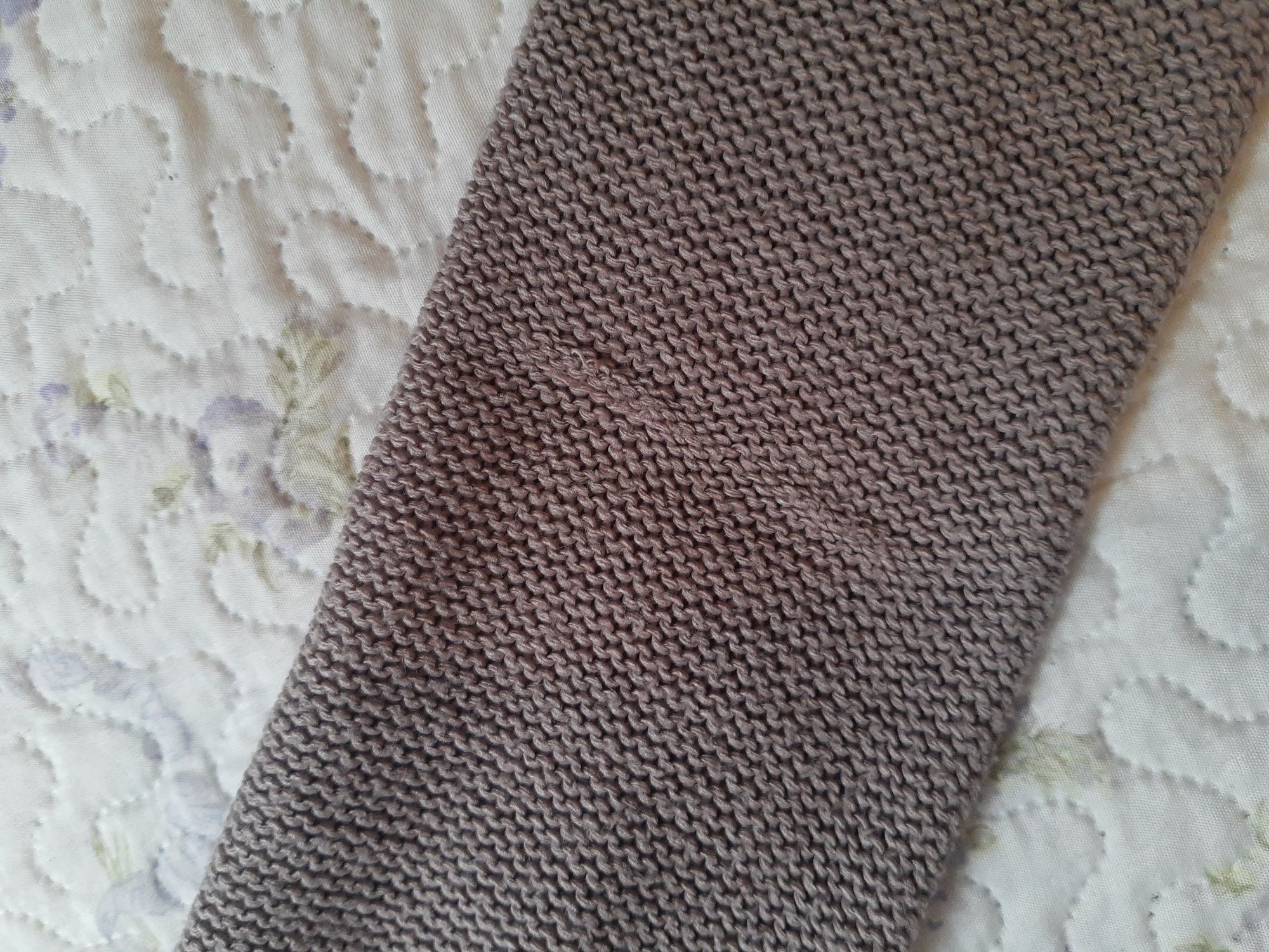 Sweterek XS, S, splot z przodu, wycięty tył.