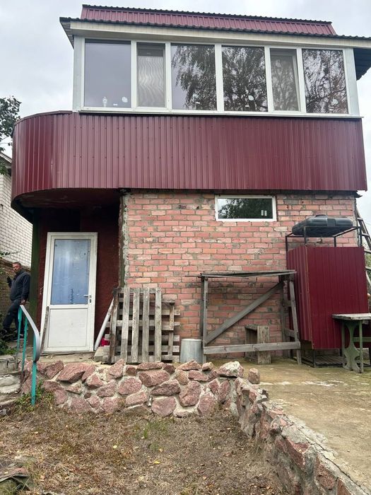 Сучасний гарний садовий будинок біля озера YV