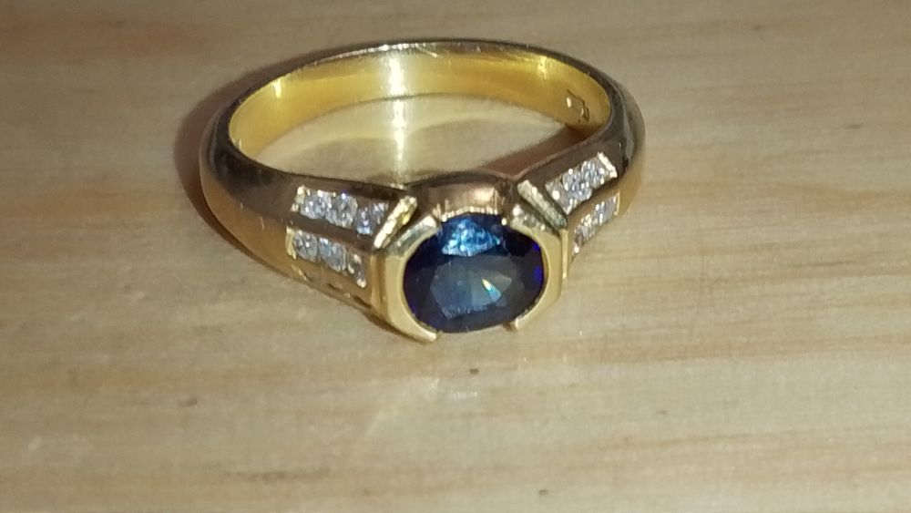 Złoty pierścionek z szafirem i diamentami
