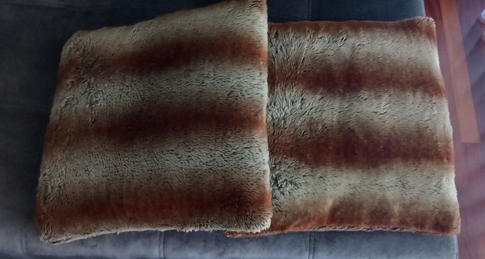 Almofadas de Pêlo da Loja do Gato Preto Tam 45*45cm ( Valor das duas)