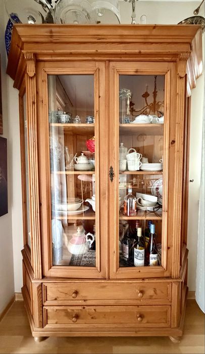 Witryna z drewna ze szklanymi drzwiami szafa i komoda