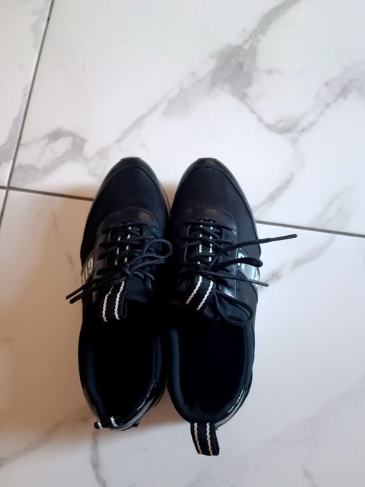 Спортивні кросівки