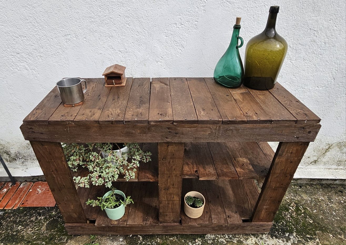 **Mesa de Jardim em Madeira de Paletes - Feita à Mão!**