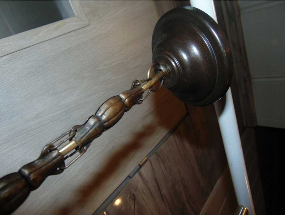 Secesyjna lampa,zwis mosiężny na łuskach wys.73 cm.