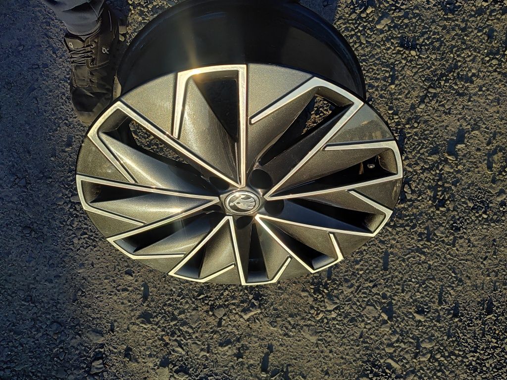 Felgi 5 x 112 R17 Skoda Octavia III IV karoq Superb Oem jak nowe