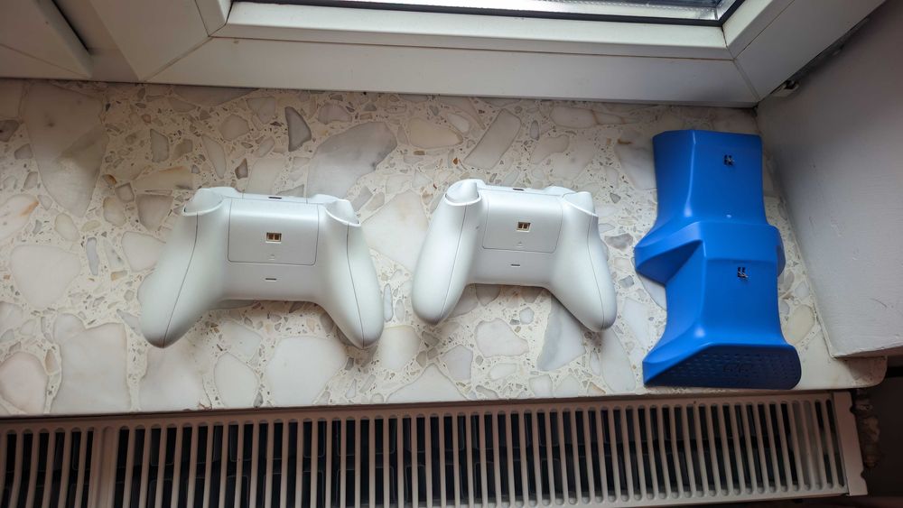 Xbox Series S 512 GB + 2 pady + 2 aku + stacja dokująca Venom