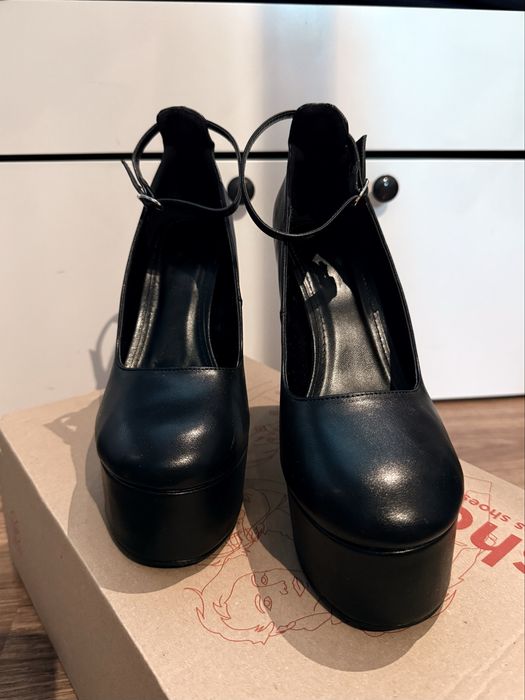 czarne czółenka, buty na wysokim słupku i platformie