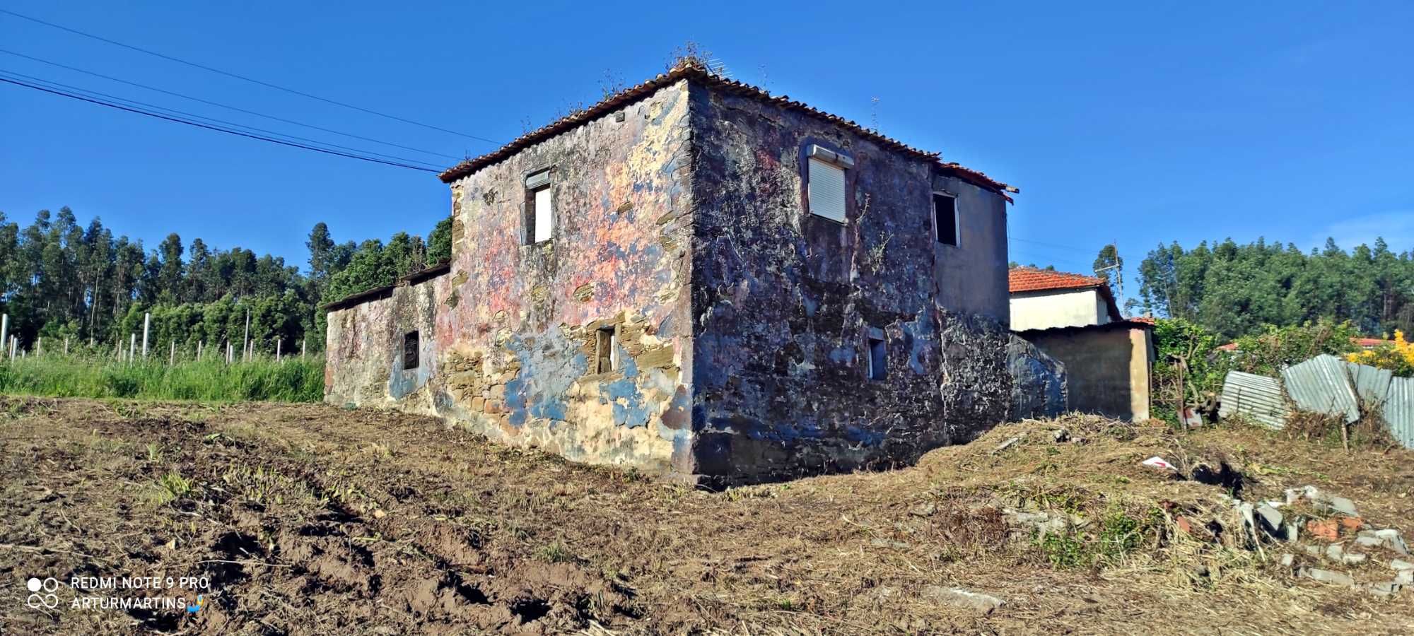 Terreno com casa sobrada