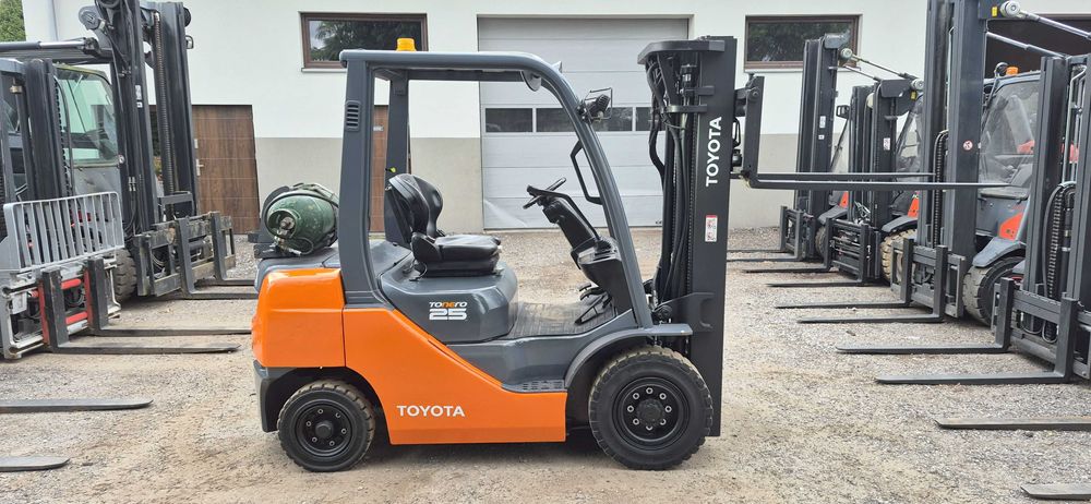 Toyota 8FGF25 - Triplex 4.70m. - 4 sekcje - 8090 MTH - Stan BDB.