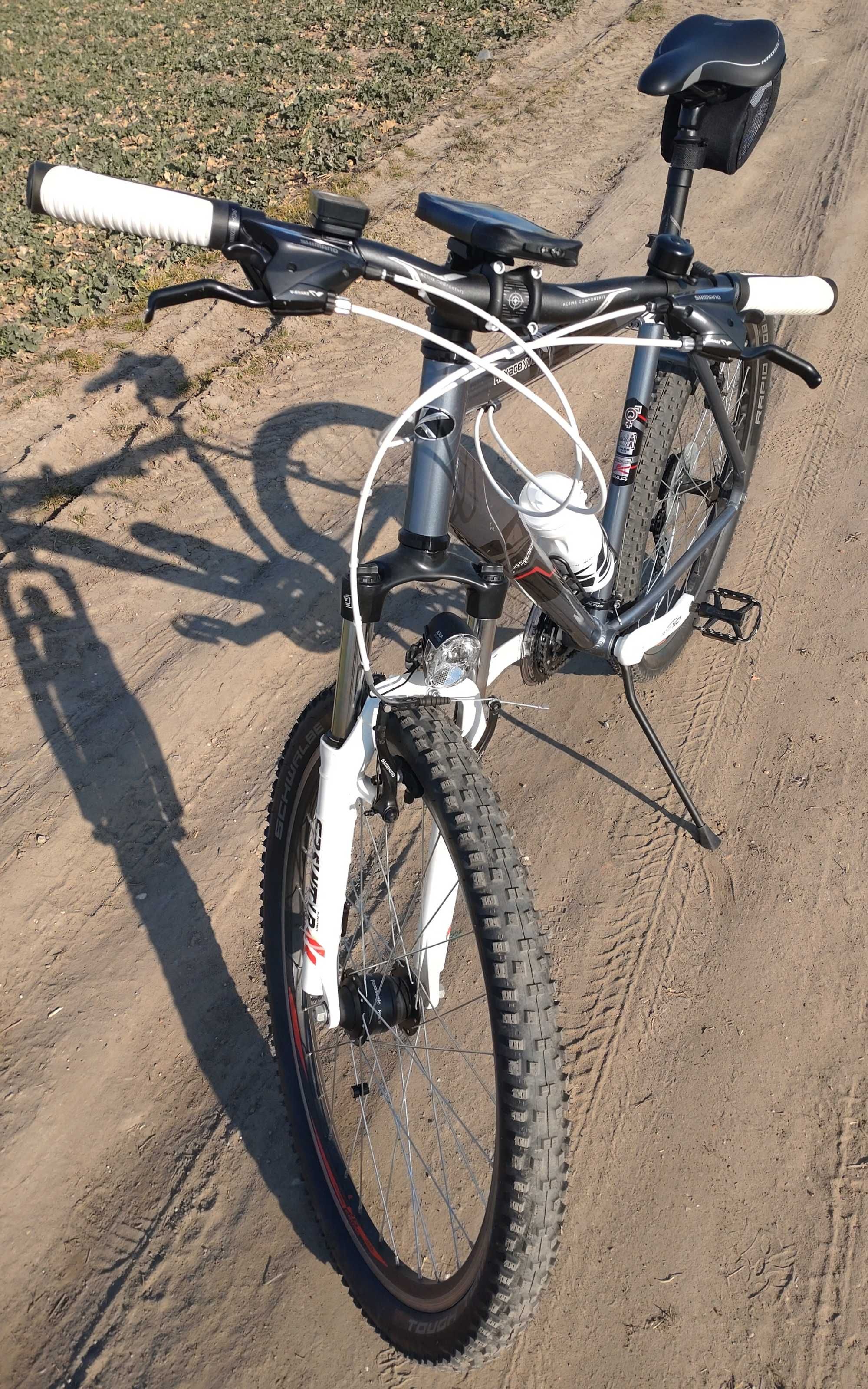 Kross Hexagon v6, koła 26", oświetlenie LED, dynamo w piaście rama 21"