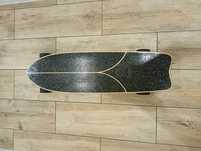 Longboard z decatlonu