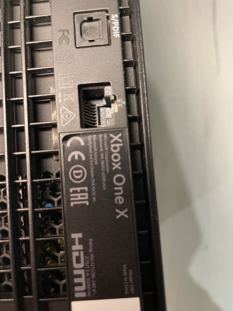 Xbox one X 1 TB + pad