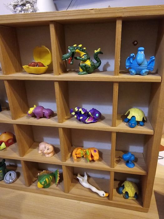 Półka z Kinder niespodziankami 2 szt duszki, robaczki, smoki