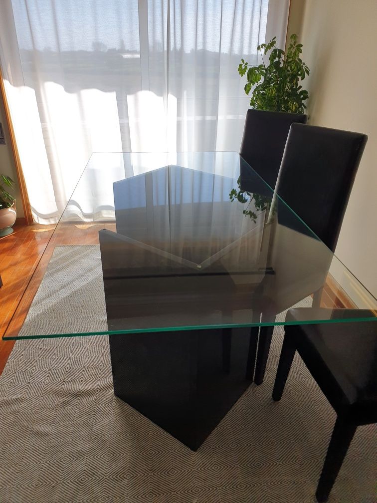 Mesa em vidro com granito