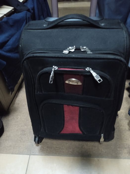 Продам чемодан на 4 колесах,фабричного касества