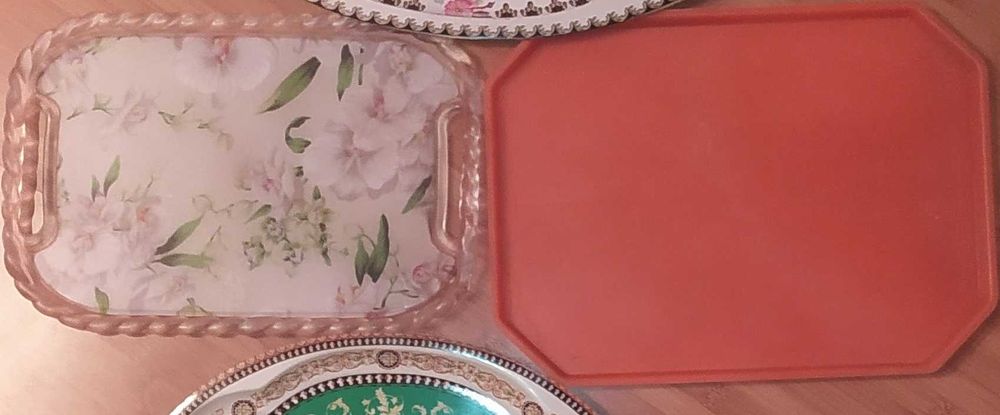 Подносы. Поднос металлический. Поднос разнос пластик. Стекло