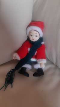 Porcelanowa lalka w zimowym stroju