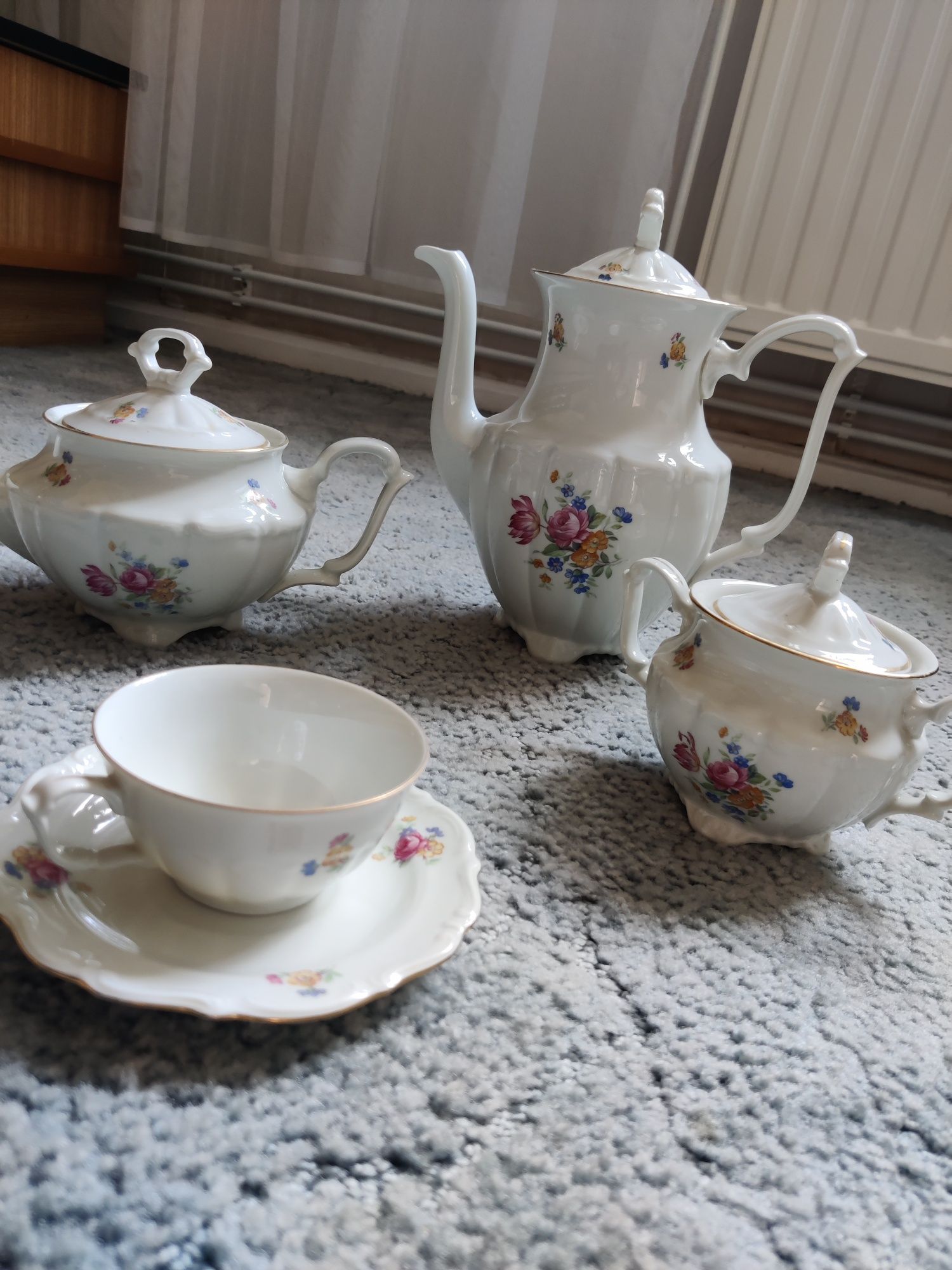 Porcelana zestaw 6 filiżanek, cukiernicza i dzbanki