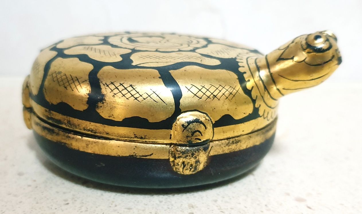 Linda caixa "tartaruga" asiática em charão lacado e dourado