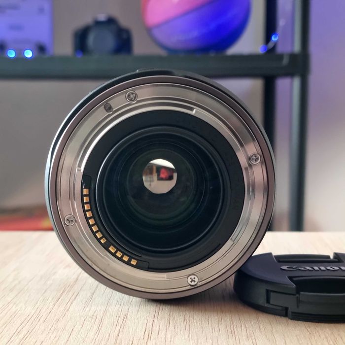 Canon RF 35mm f/1.8 Macro IS STM