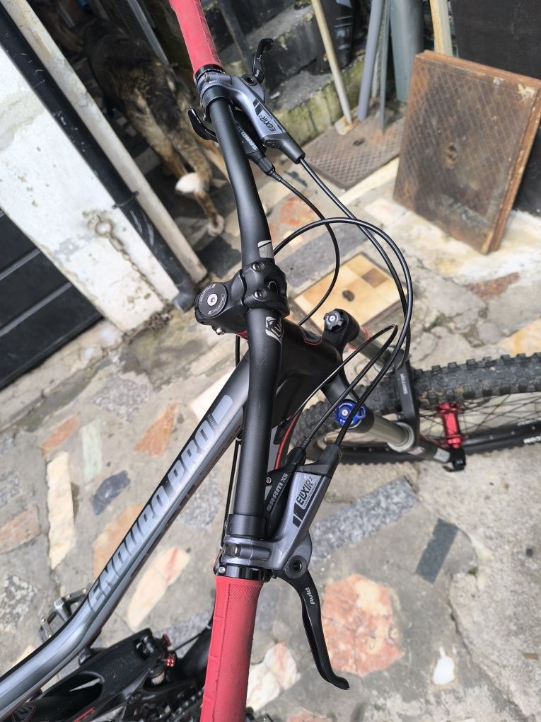 Bicicleta suspensão total