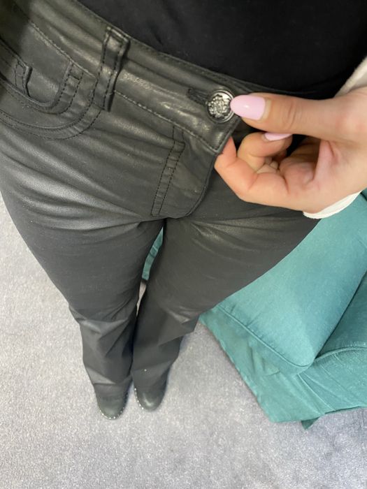 Betty Barclay dzwony slim skora skórkowe flare woskowane woskowe