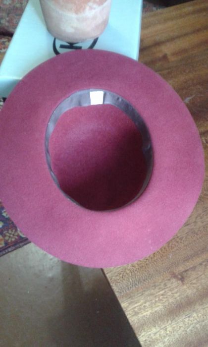 Продаю фетровую бордовую шляпу