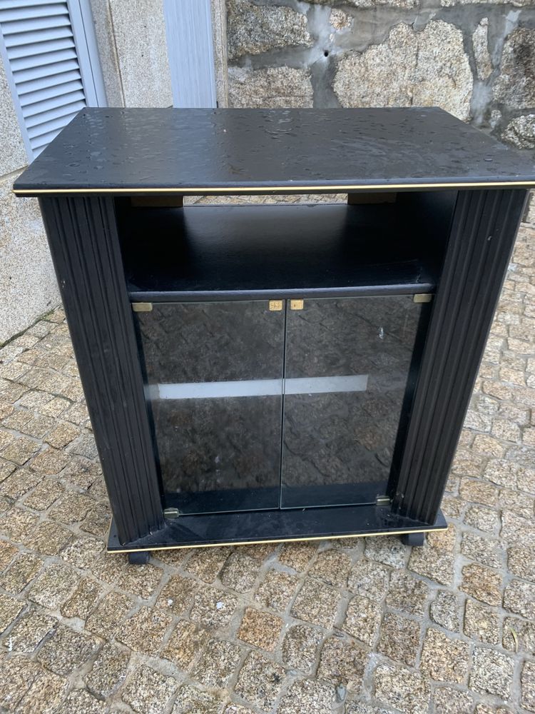 Vendo movel t v muito pratico com rodas