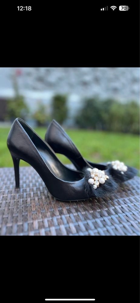 Stilettos/ sapatos altos Prof com pêlo e pérolas