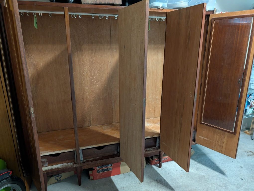 Roupeiro em mogno anos 60/70. Com 4 portas, uma com espelho.