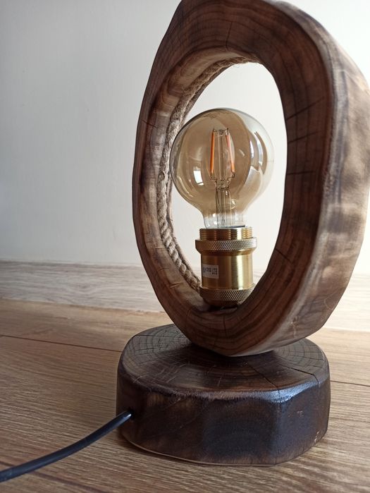 Lampa z orzecha włoskiego