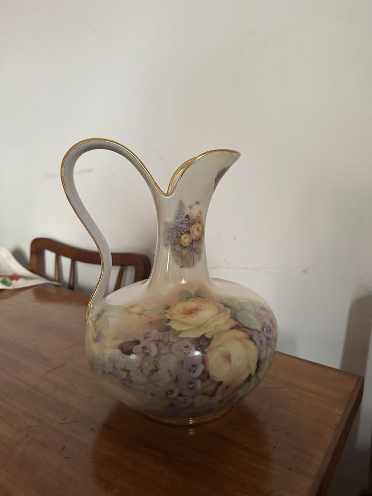 Jarra floral de porcelana com detalhes dourados