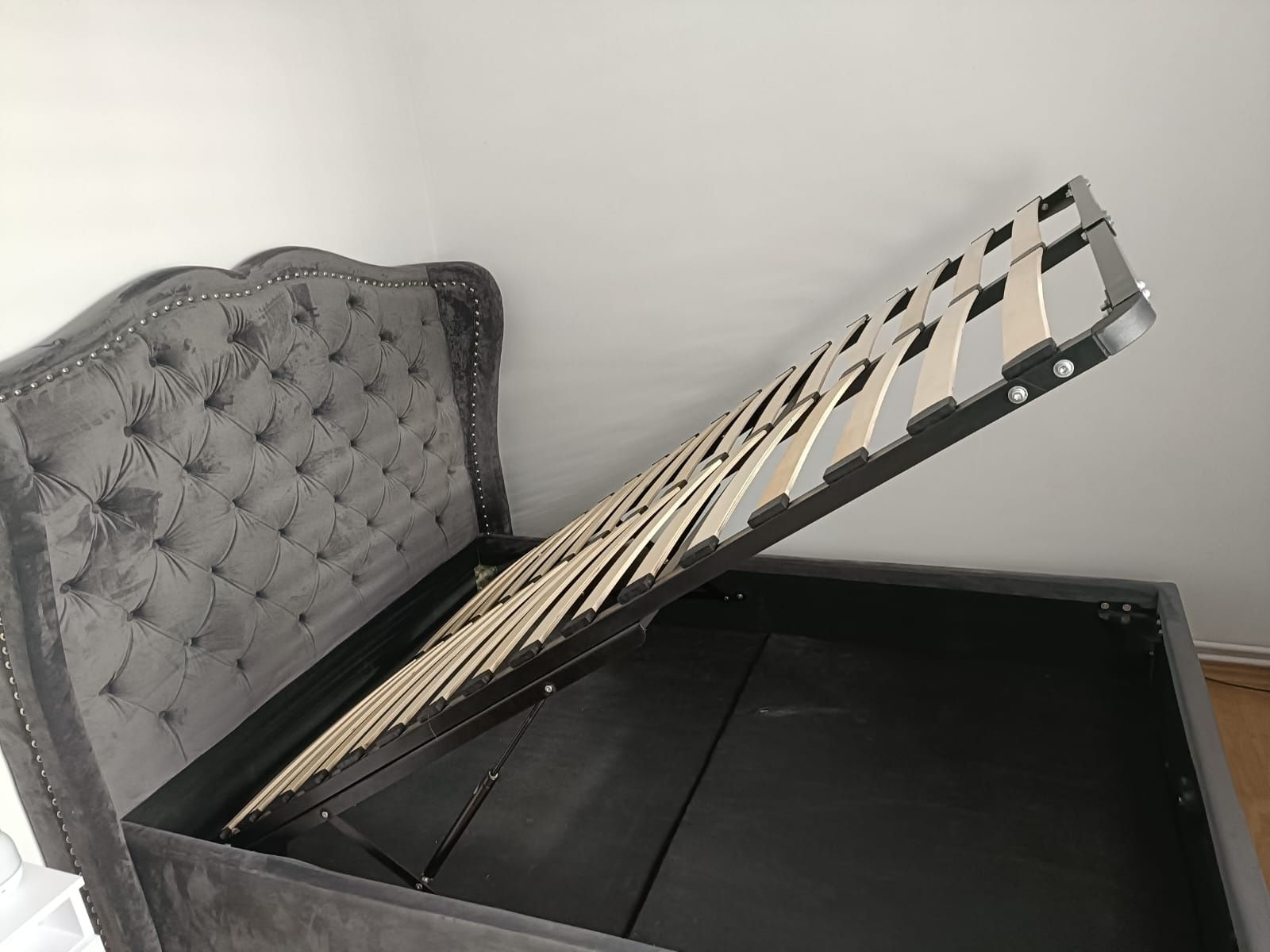 Łóżko sypialniane tapicerowane zamsz szare siwe 140 cm z materacem