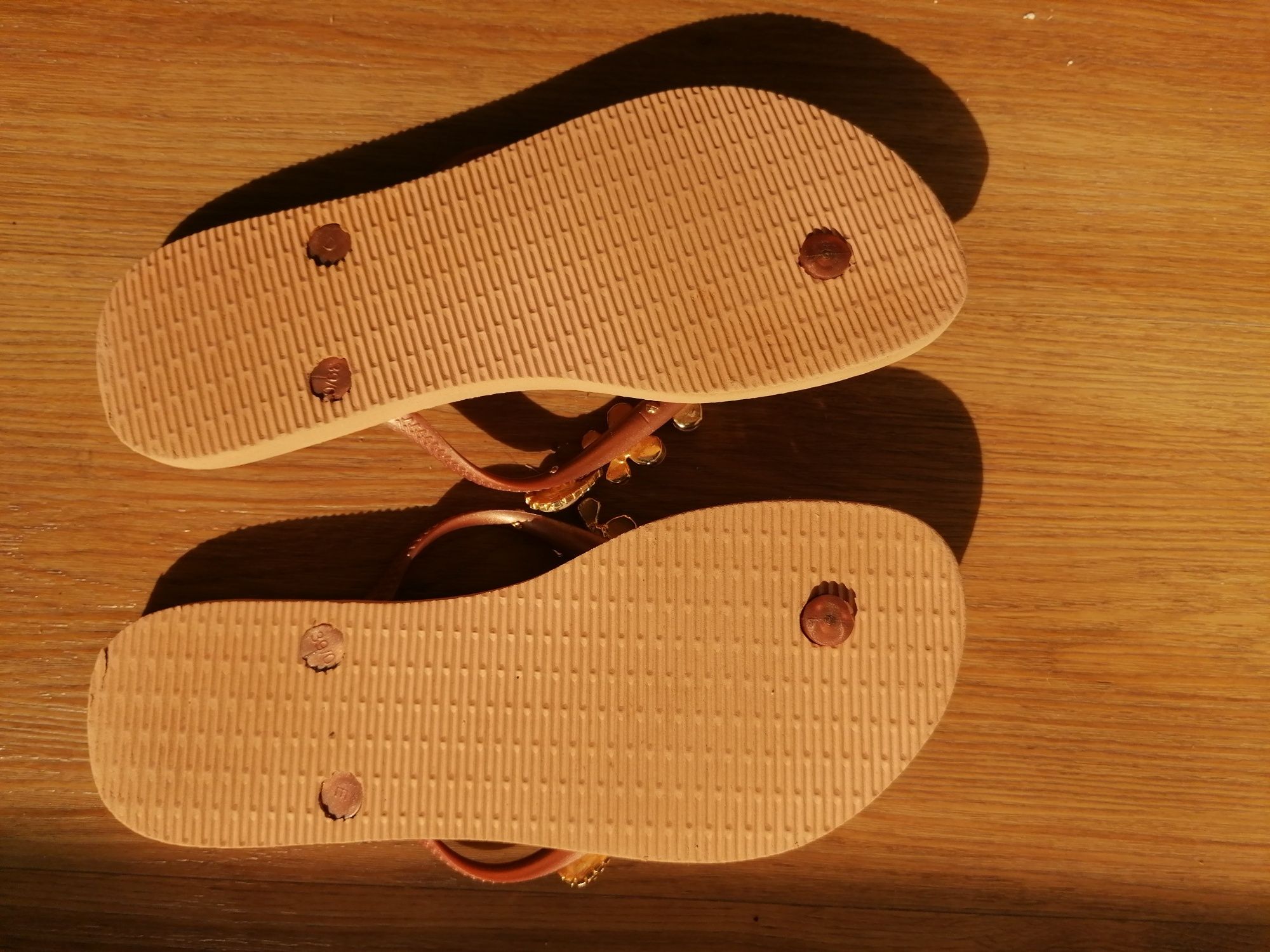 Havainas Novas cor Salmão com decorações havaiana charms