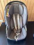 Fotelik Cybex Cloud Z2 i-Size razem z baza obrotową Cybex Z2