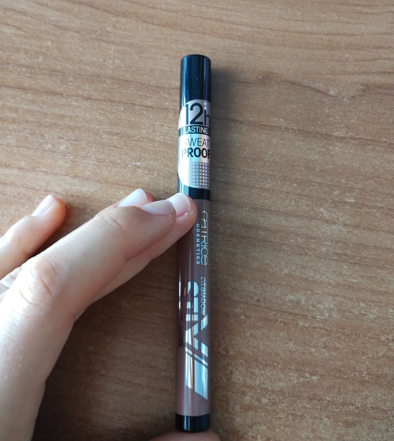 Cień w kredce Essence