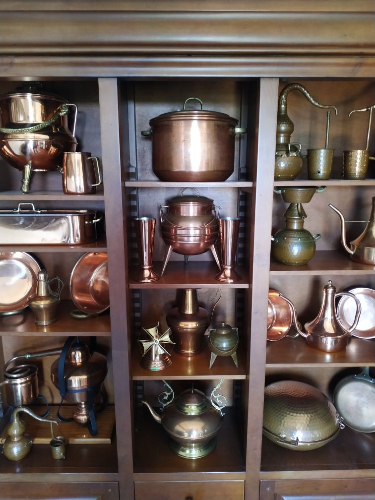 Móvel cerejeira e Peças cobre e bronze