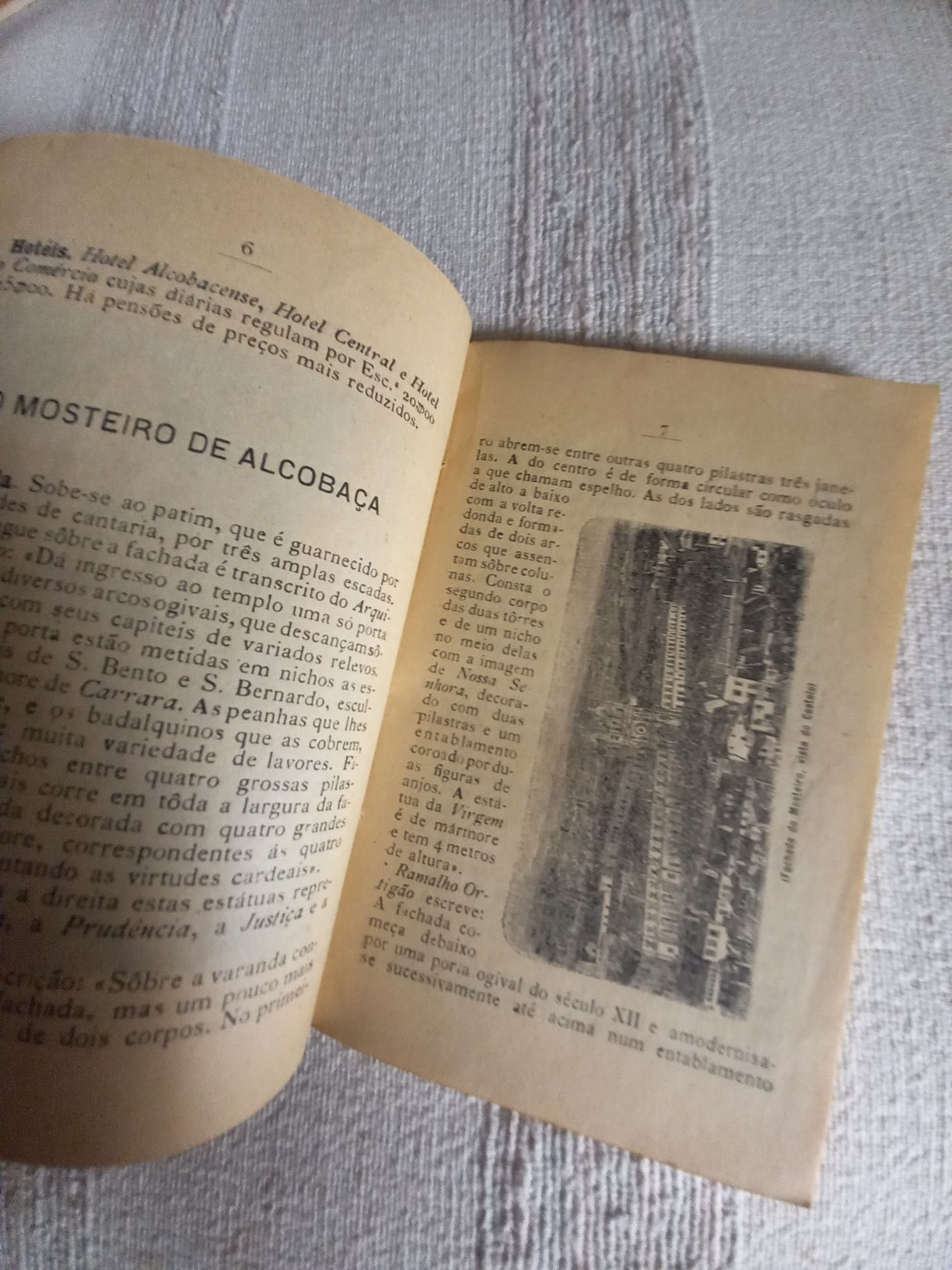 Livro antigo sobre Alcobaça