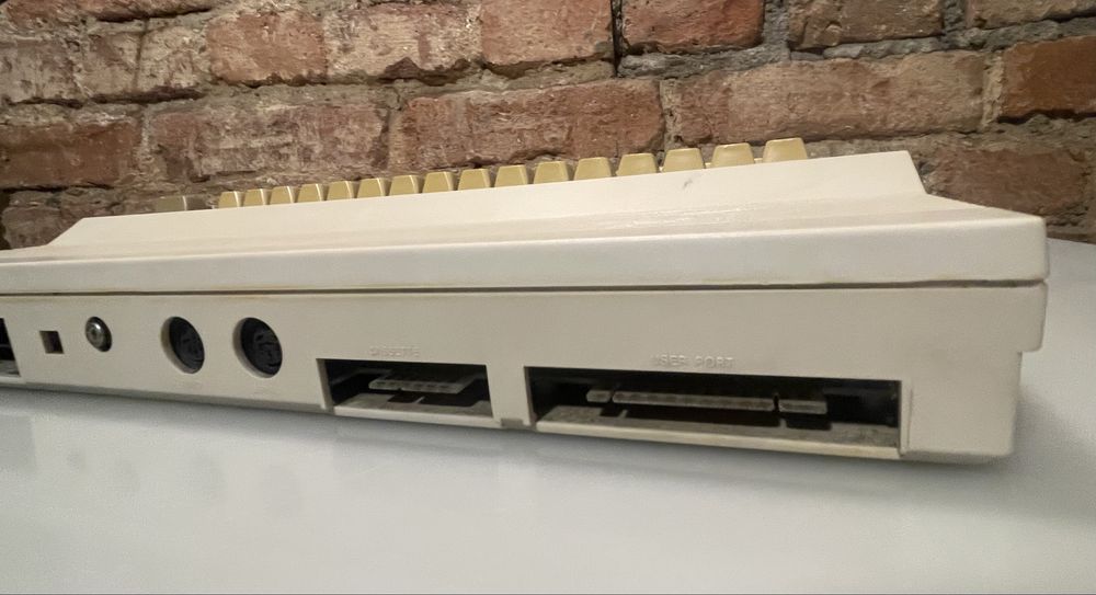 Komputer COMMODORE 64C kultowy z lat 80 PRL