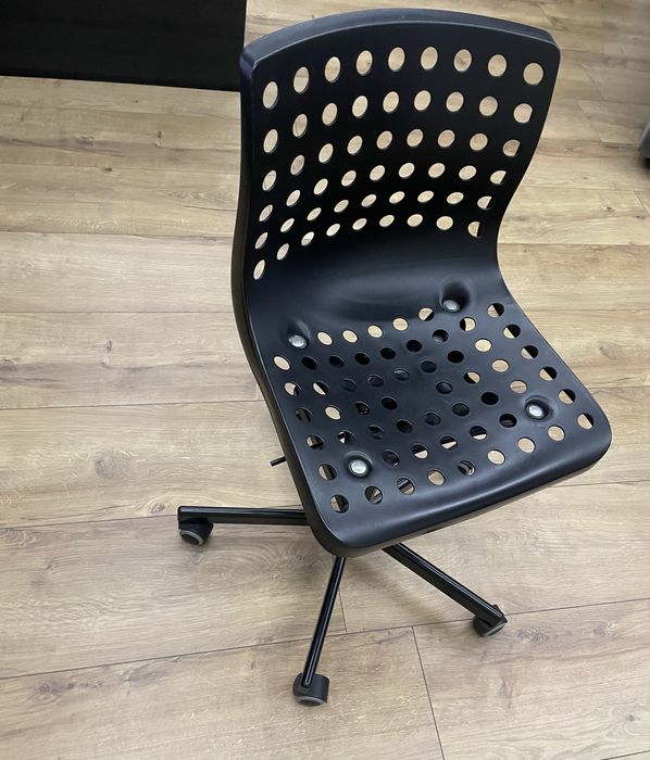 Krzesło czarne obrotowe