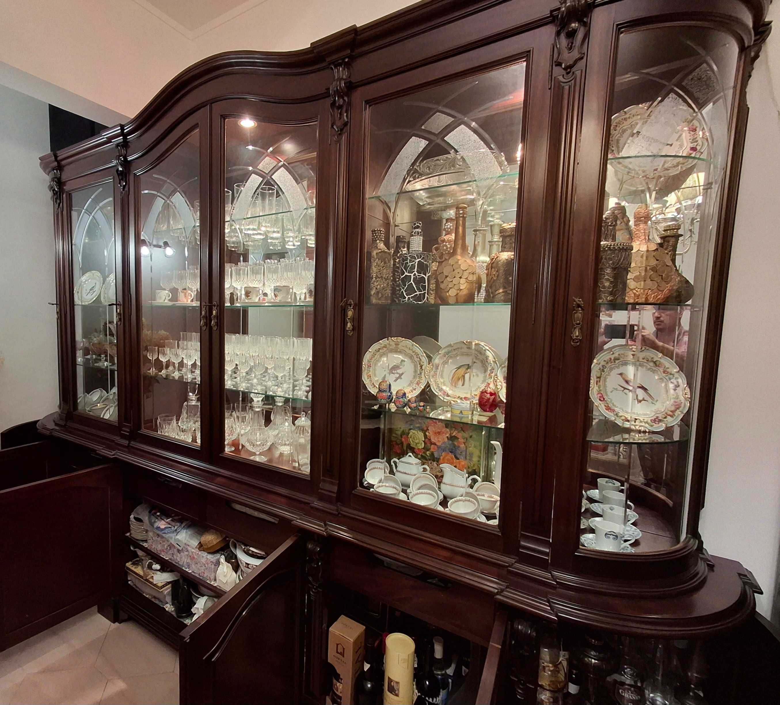 Vendo Móvel de Sala de Jantar muito elegante e de madeira maciça
