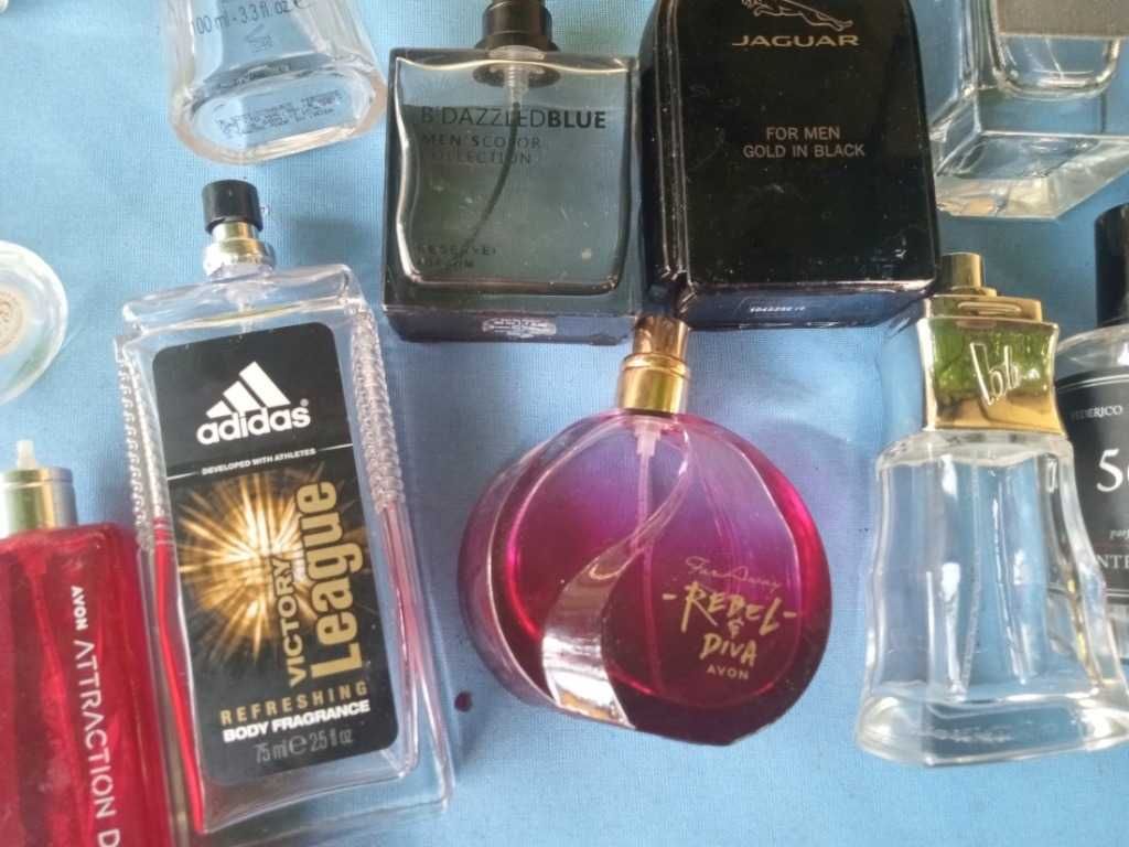 różne buteleczki po perfumach puste