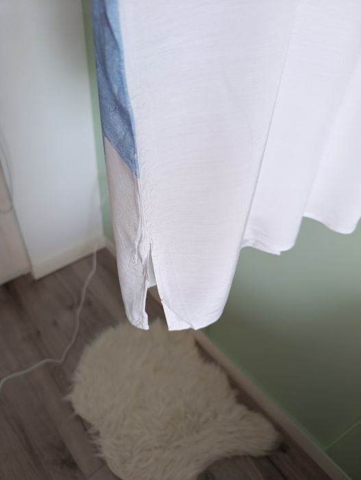 Biało-niebieska dłuższa koszula na krótki rękaw z małymi rozcięciami p