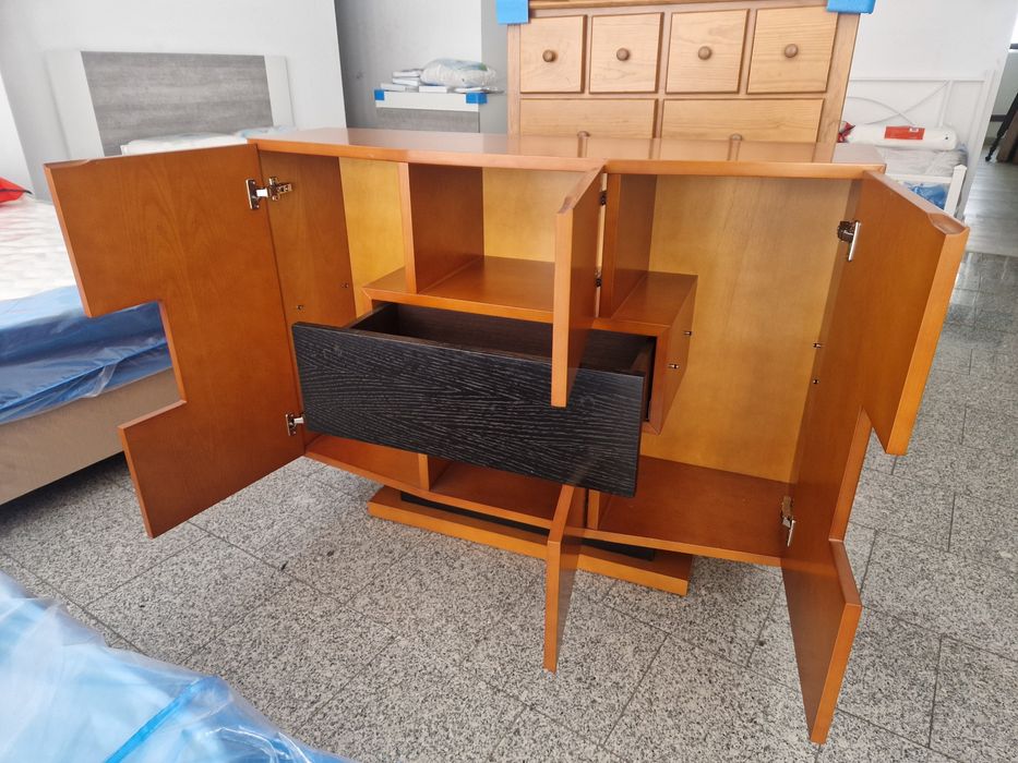 Aparador com portas e uma gaveta em muito bom estado.