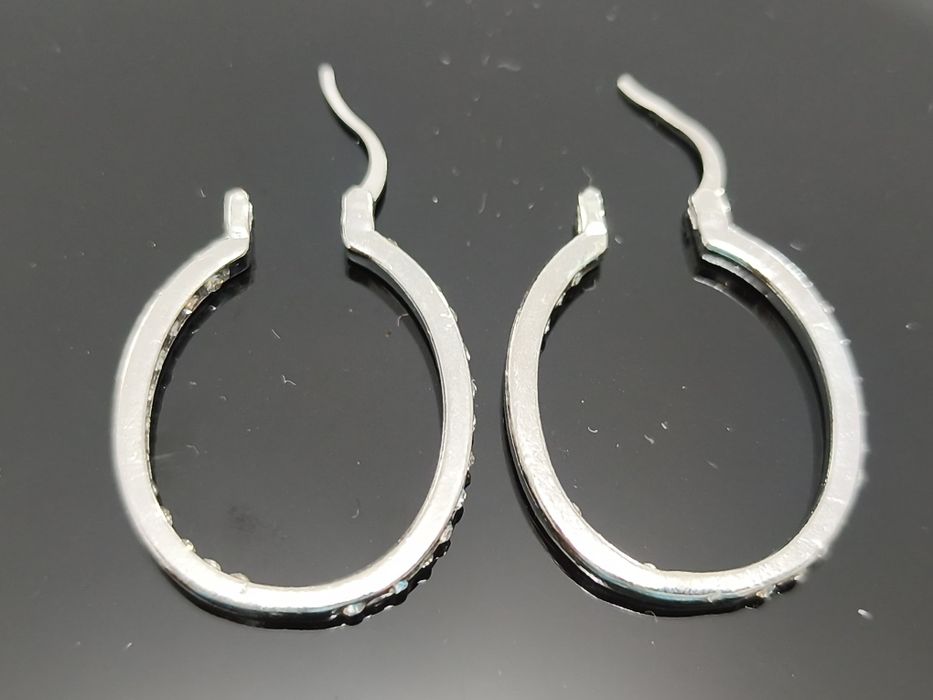 Brincos Oval com Brilhantes em Prata