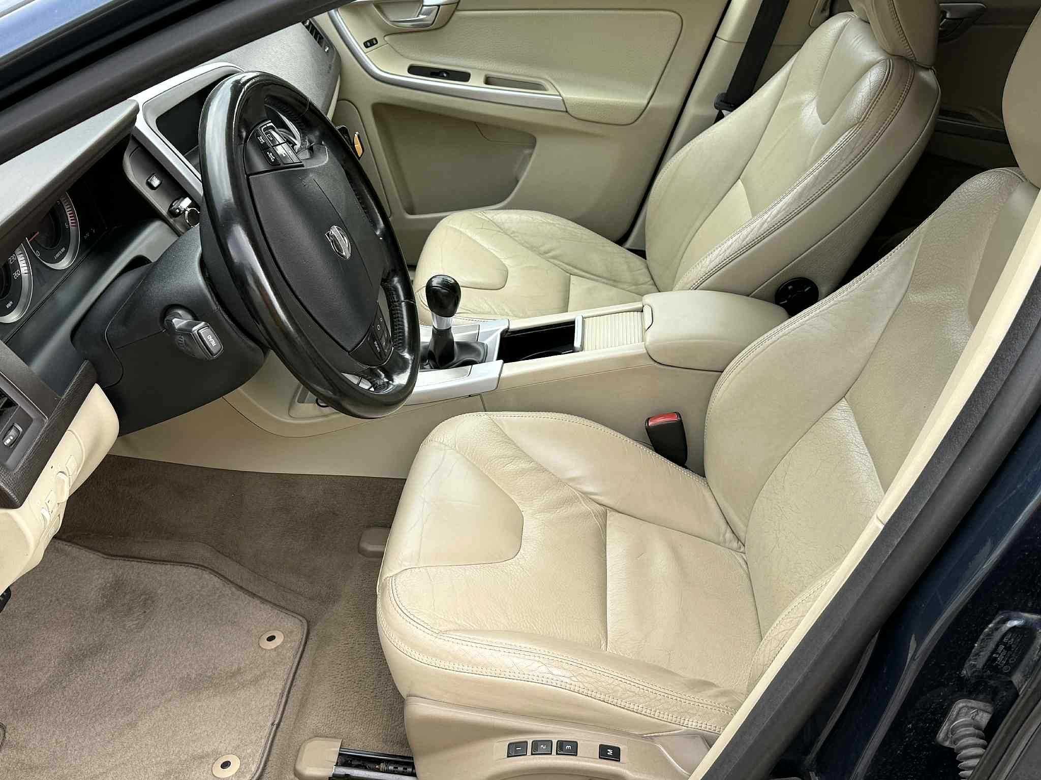 Volvo XC60 2.4 D5 Polski salon niski przebieg super stan