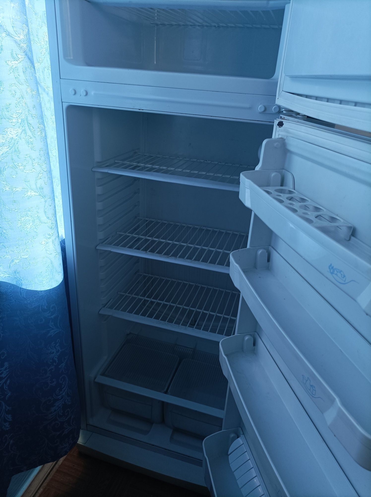 Продам Холодильник indesit