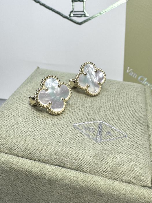 Золоті сережки з перламутром у стилі Van Cleef