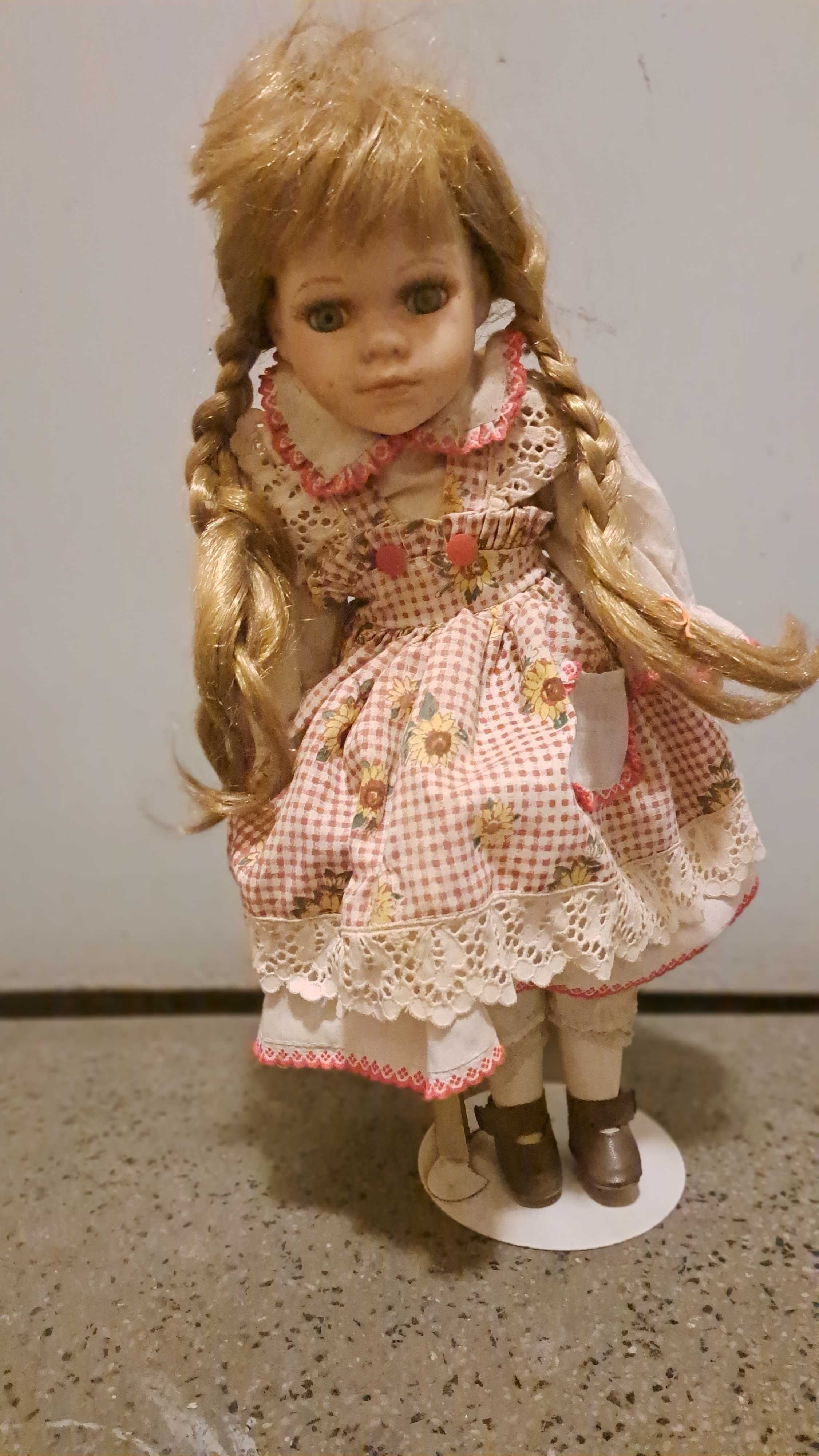 Stara lalka porcelana SYGNOWANA wraz ze stojakiem